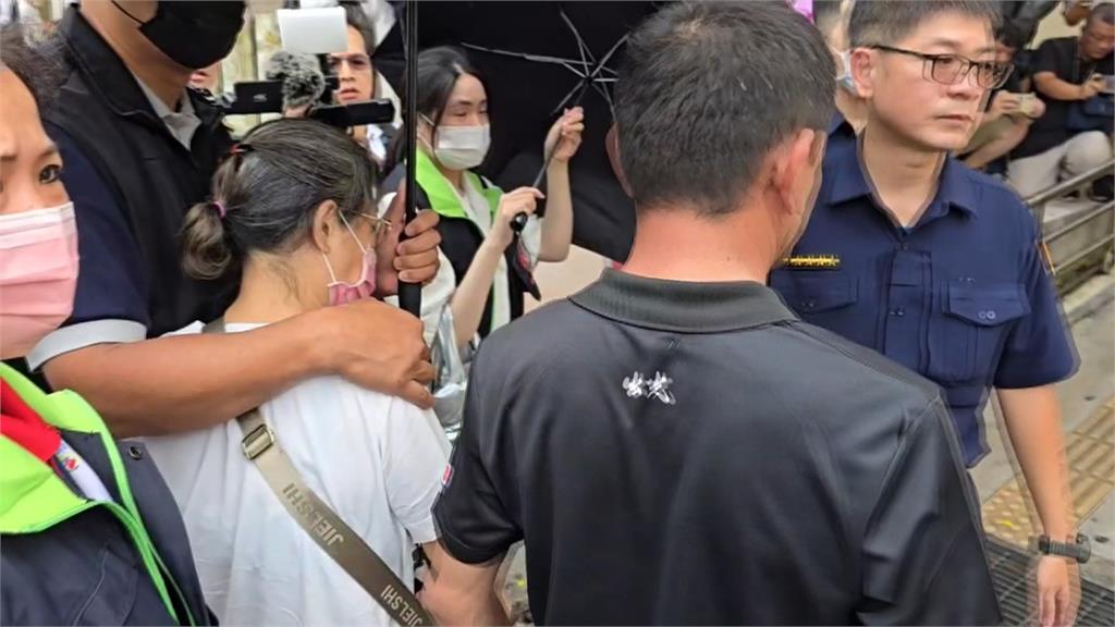 土城凶殺解剖姊中7刀　妹頸部致命傷　父母殯儀館外心痛淚喊：「他不是人！」