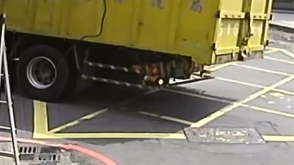 高雄自來水管漏水害路塌　清運車陷坑洞搶修一度停水