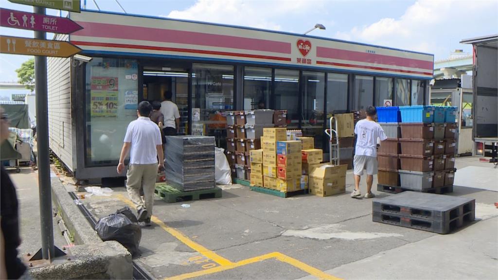 快新聞／巴威颱風來襲！萊爾富三重美堤店搭車跑了　撤離畫面曝光