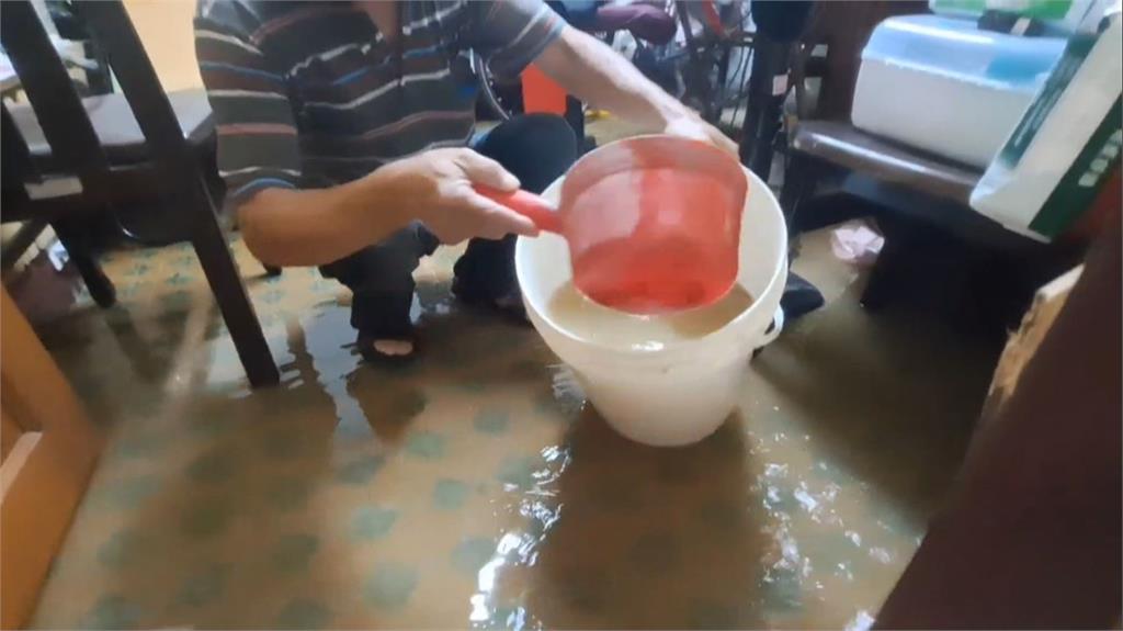 大豪雨!基隆調和街路面成溪流 新北瑞芳泥水淹民宅