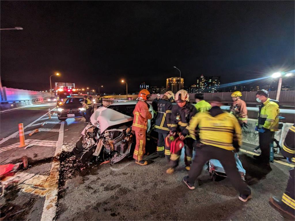 快新聞/國1南下接台64線「轎車自撞」 駕駛OHCA送醫