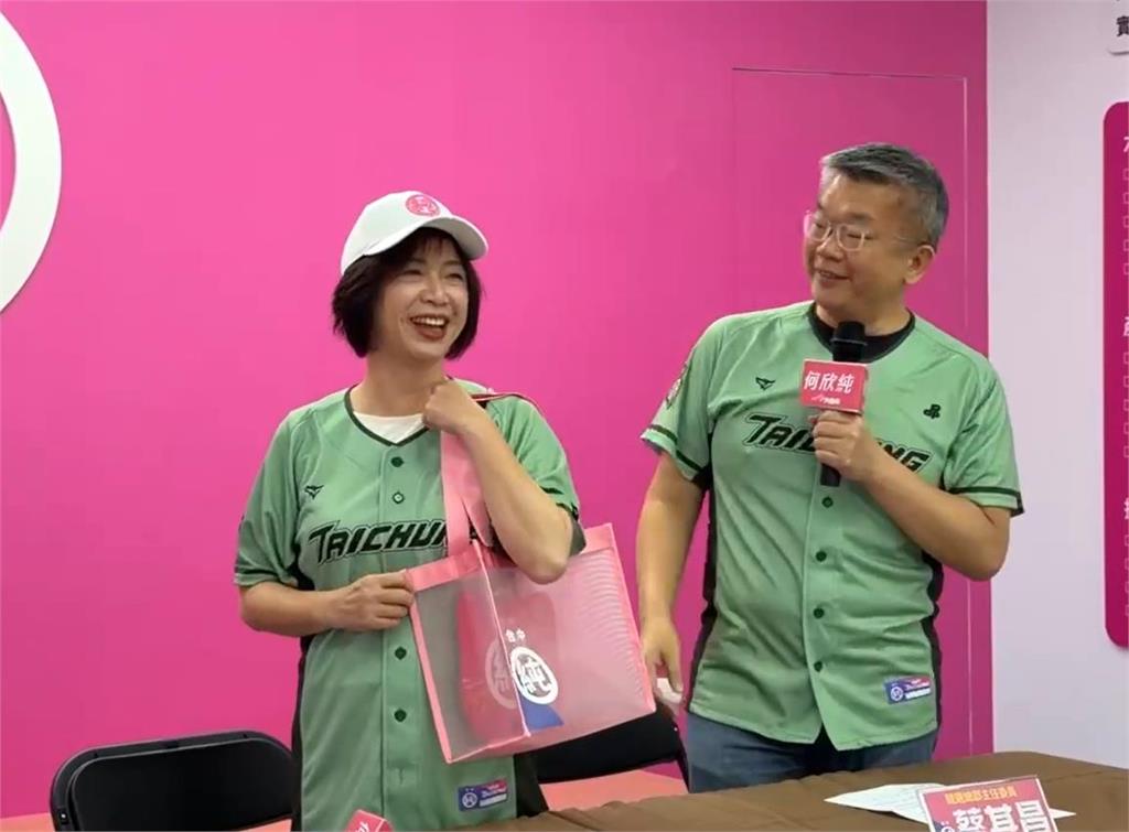 何欣純化身「帶貨女王」　純系募款小物粉亮系搶眼登場