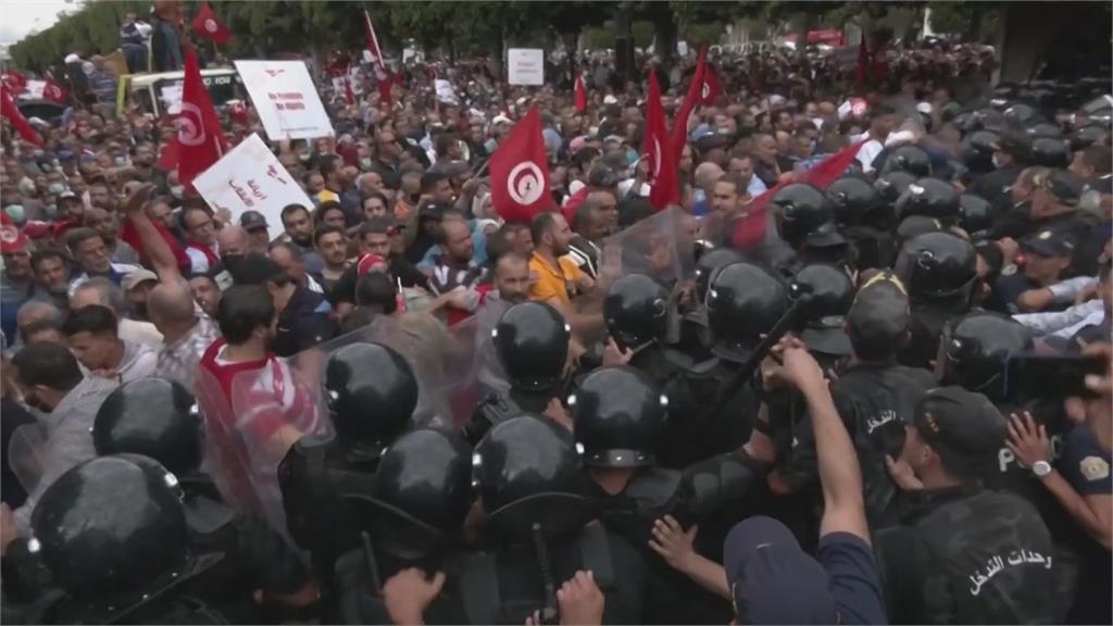 突尼西亞逾5千人上街示威！抗議總統獨攬大權　爆警民推擠衝突