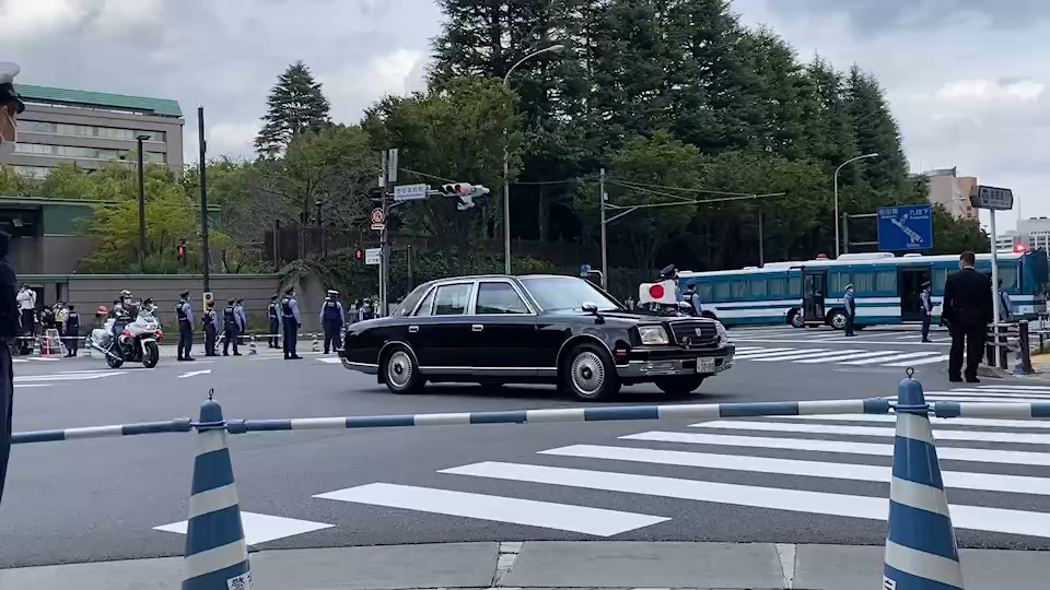 快新聞／安倍晉三車隊啟程！昭惠夫人手捧骨灰　自衛隊列隊護送