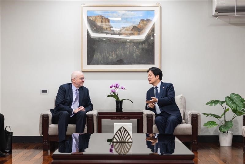 快新聞／賴清德擼狗日常曝光！與「斑斑」溫馨互動　谷立言現身官邸共慶新年