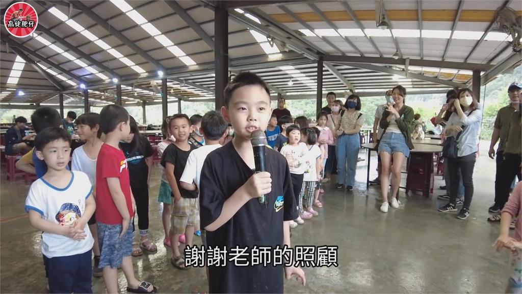 不留遺憾！幼兒園師心繫畢業典禮　「時隔一年補辦」港爸讚：台灣很有愛