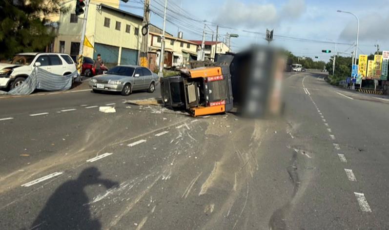 大貨車翻車惹禍! 山貓遭摔趴側身「嚕」柏油路