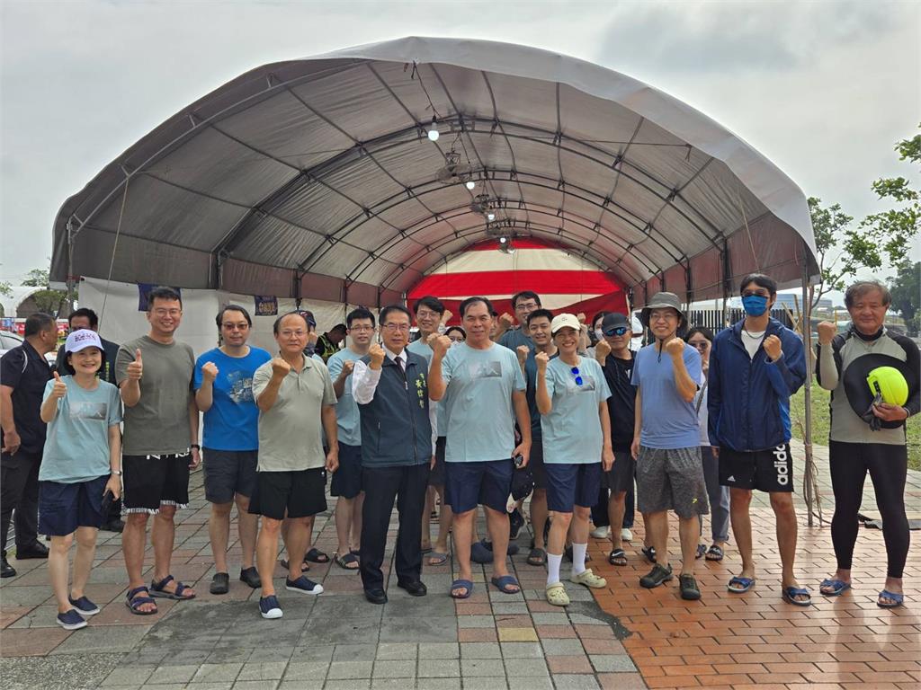 市長我們要拿三萬獎金！」風雨無阻備戰龍舟賽 市長黃偉哲關心選手訓練與賽事整備