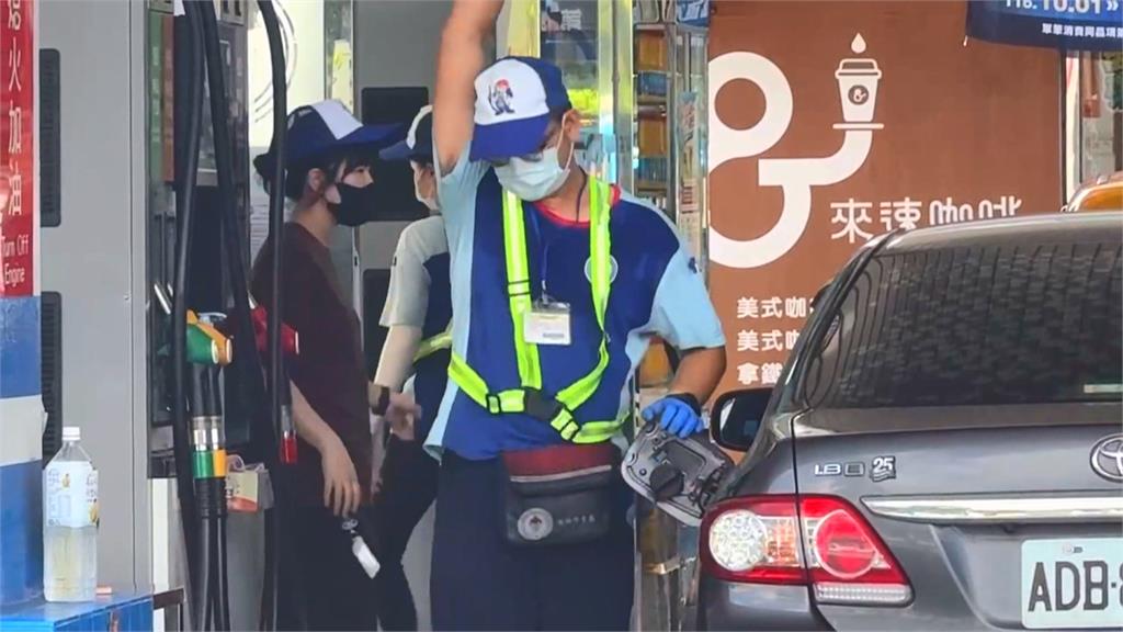 不滿要移車！駕駛辱罵加油站員工　雙方扭打成一團