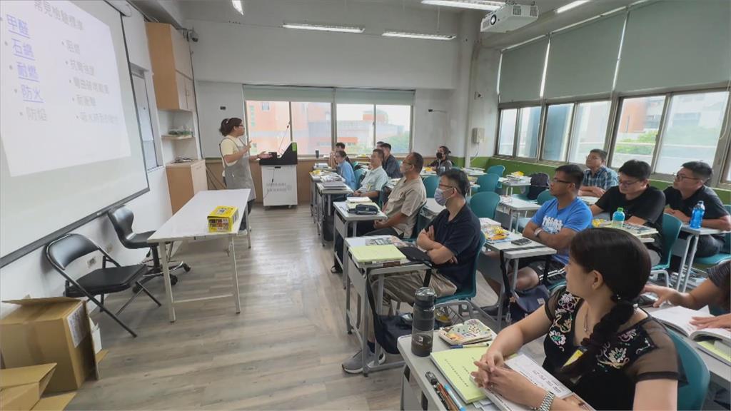 漆作國手轉當職訓師 培養學員傳承漆作工藝