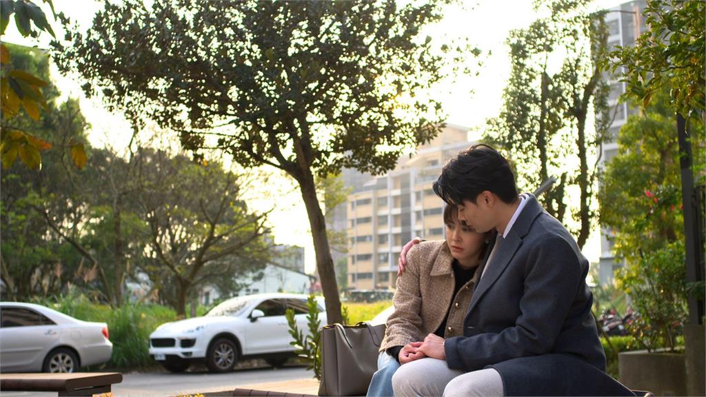 蘇晏霈、羅子惟公園「一吻定情」！學弟緊張到唇發抖　抓包「親錯位」現場羞翻