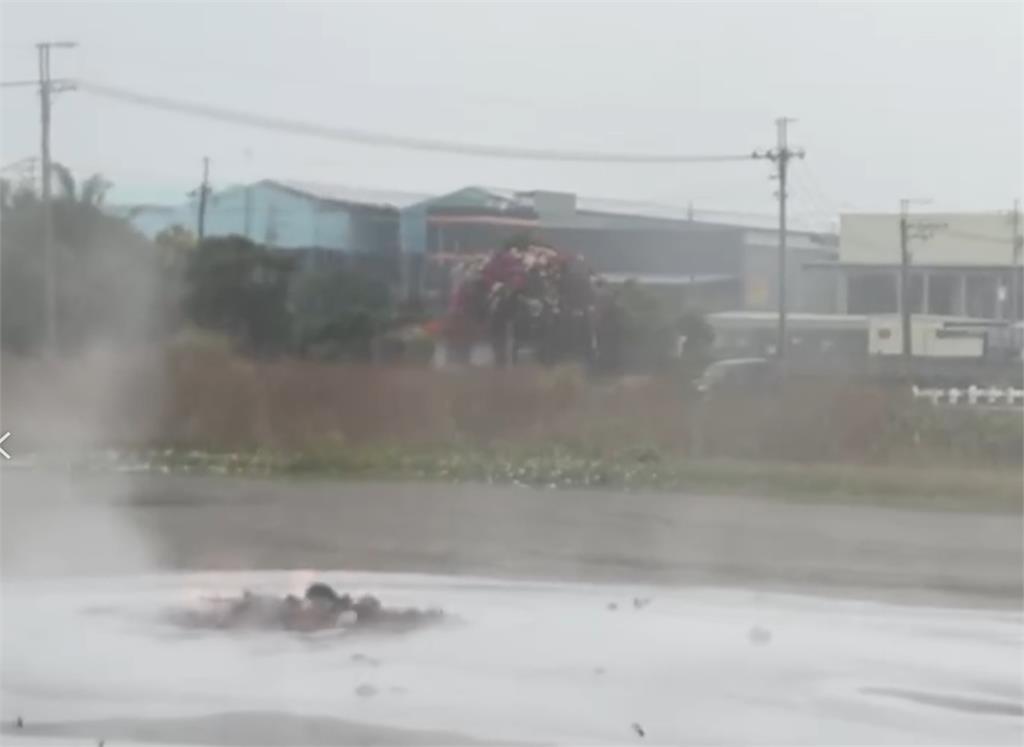 屏東萬丹泥火山再噴發 住家門口泥漿噴出