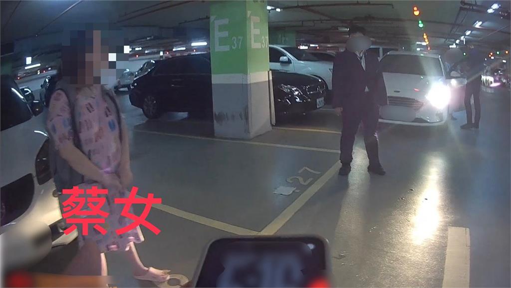 高雄女走春逛百貨遇「人肉占位」畫面曝!她制止遭「扯髮、踹下體流血」逾10分鐘