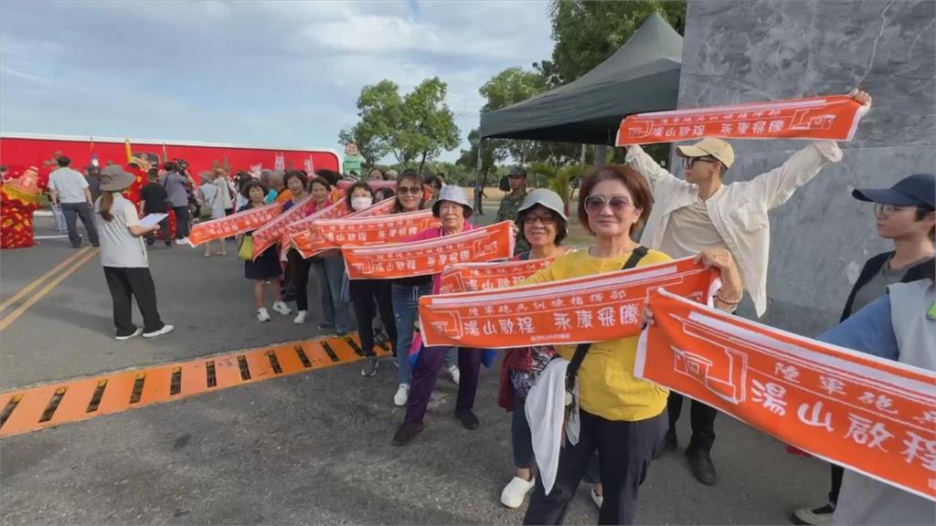 台南永康砲校最後一批官兵遷移關廟　居民揮手道別、拍照留念