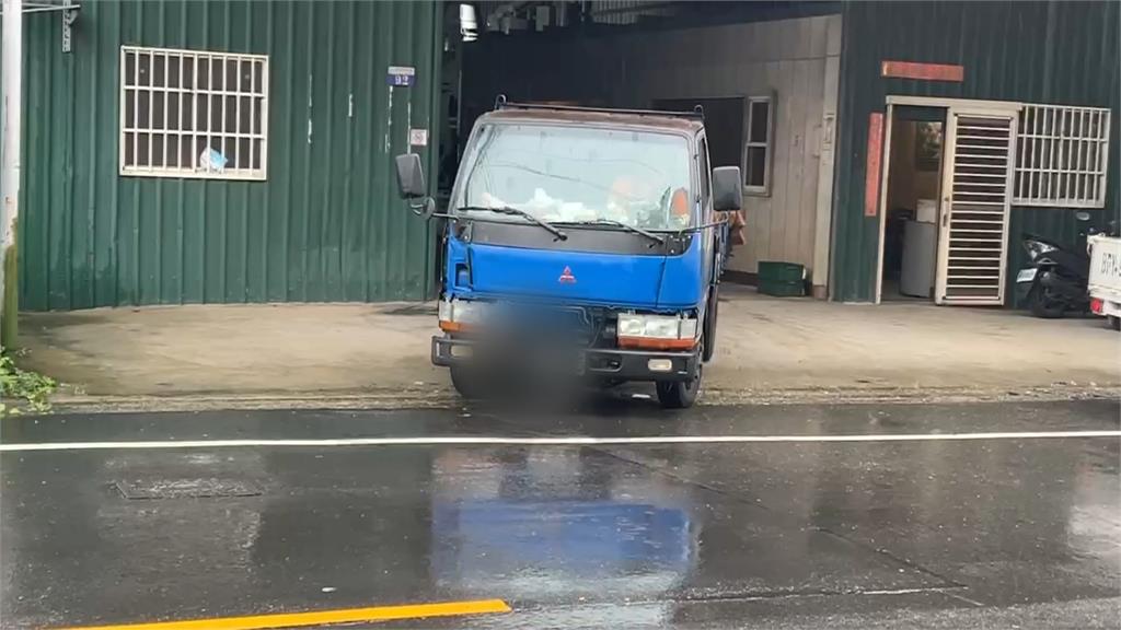 台中無人貨車衝撞路邊轎車　監視器曝光！駕駛座竟是「吉娃娃」