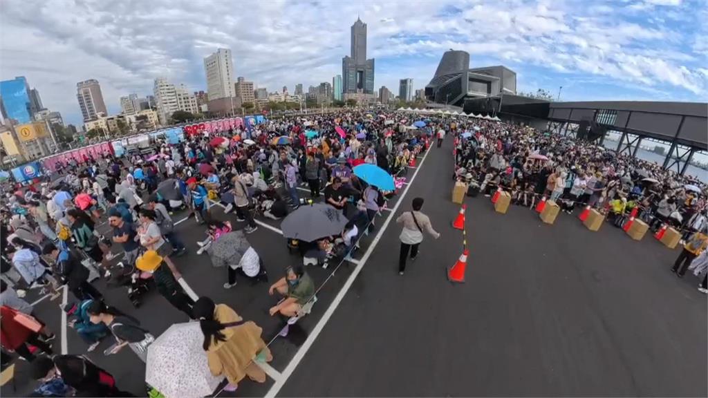 超人力霸王提燈發放！　每人限領2份、遊客排隊卡位