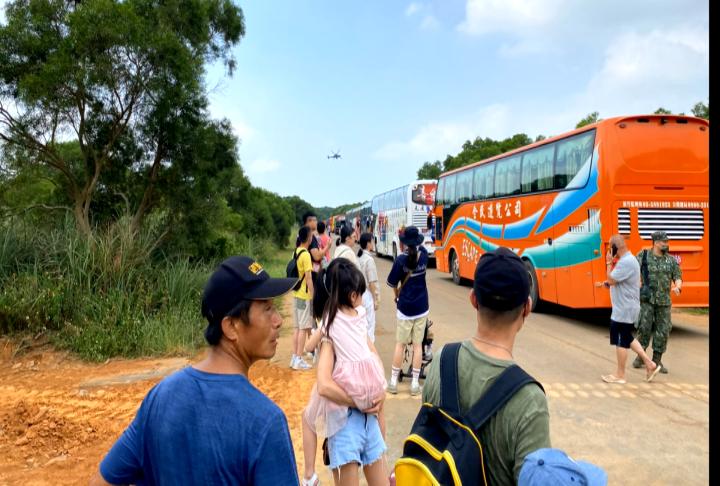 湖口營區開放！接駁車這原因卡營區　民眾烈日下苦意外引爆軍警開罵