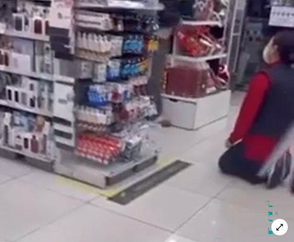 小孩店門口亂跑被提醒!奧客媽爆氣羞辱逼「店員下跪」15秒畫面曝光網炸鍋