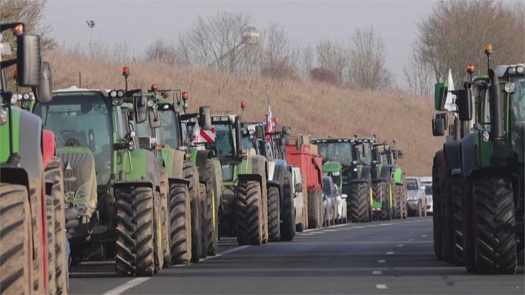 法國農民示威擴大　封鎖巴黎8條聯外高速公路