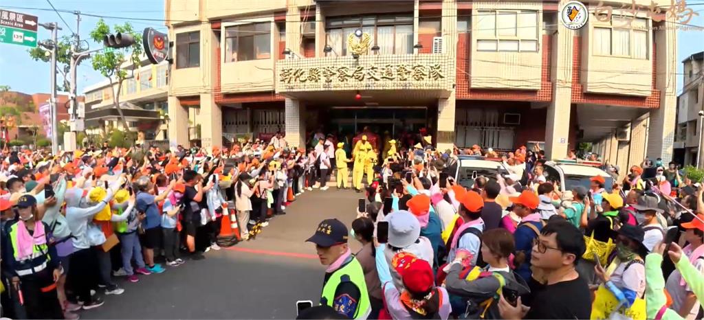 「粉紅超跑」沒停駕彰化市議會　突轉向直衝警局交通隊…員警嗨翻了！