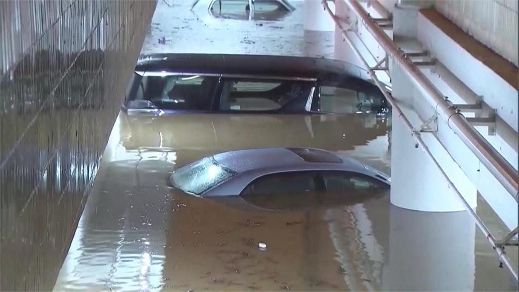 香港暴雨釀1死上百人傷　港府維持「極端天氣警告」