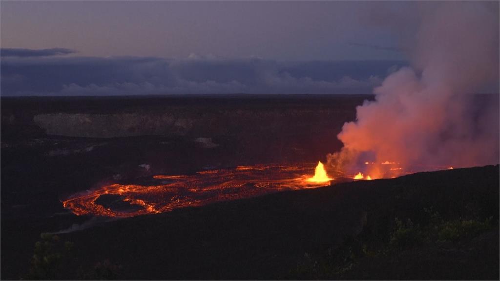 夏威夷奇拉威火山再度噴發　岩漿沸騰噴煙　吸引遊客朝聖