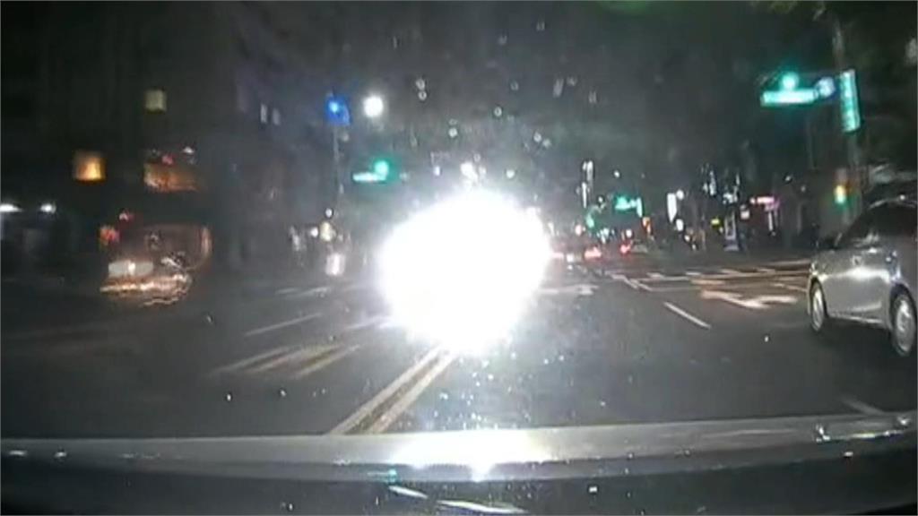 對向車燈亮到爆!駕駛反應不及追撞 被撞車輛維修費上看20萬