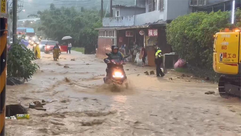 午後雨彈開轟!新店一度水淹半輪胎高 馬路泥水滾滾