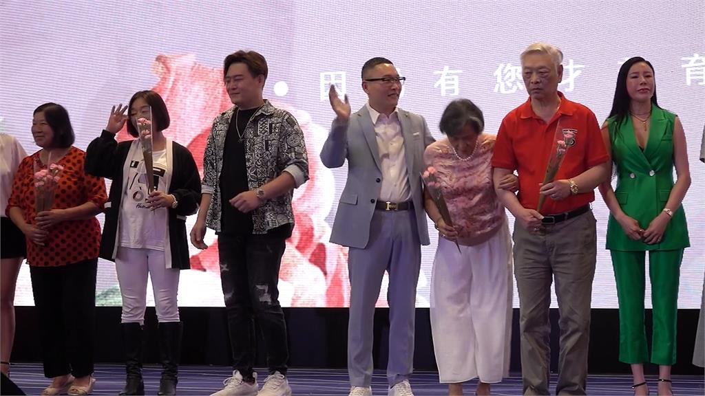 母親節感恩餐會  張秀卿.李翊君演出炒熱氣氛