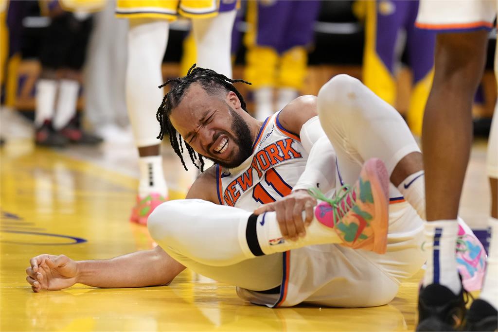 NBA(影)/尼克一哥右腳踝扭傷 預估至少缺陣兩週
