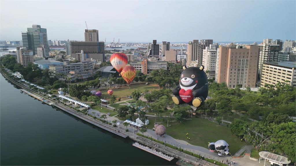 高雄「愛‧月熱氣球」移師愛河畔舉辦　湧入民眾爭先拍照留念