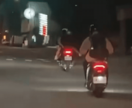 妹子當自己是嬰兒「反向緊抱」騎士！誇張畫面惹怒網友：人不做想當猴