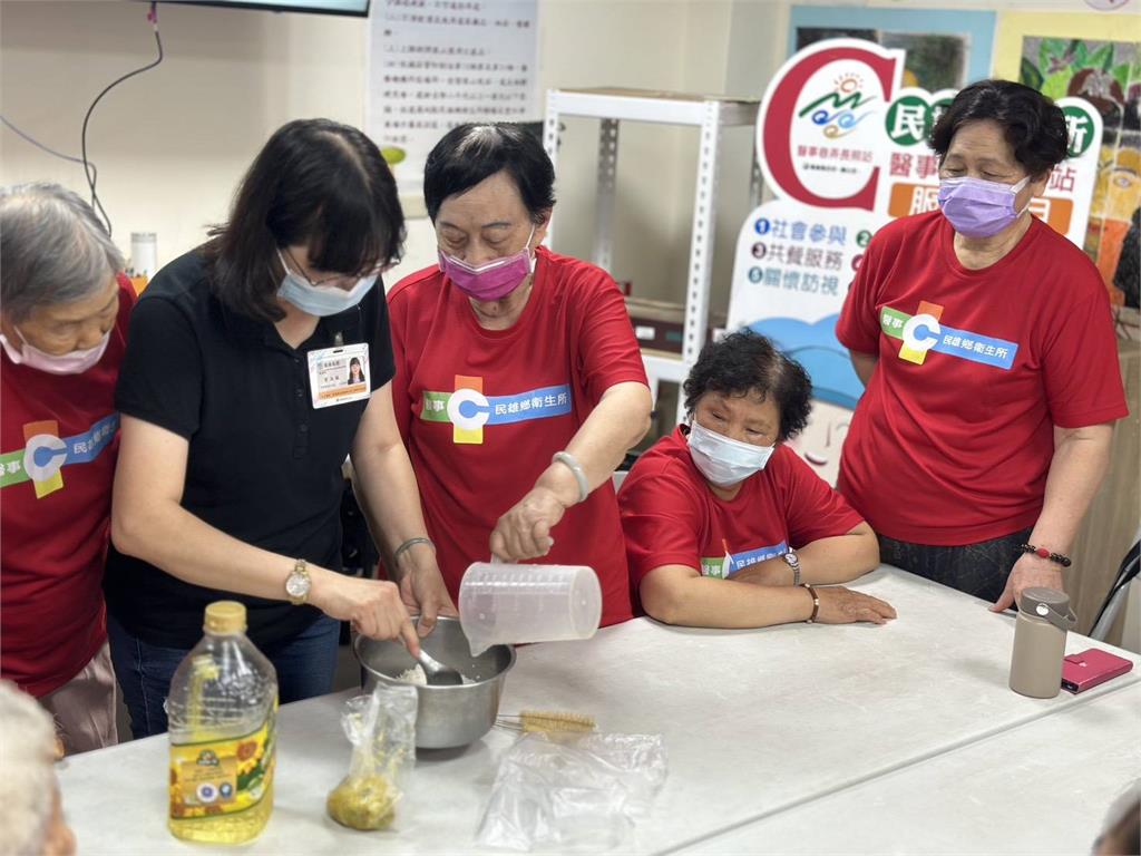 快新聞/健康又營養! 嘉義民雄衛生所合體長輩共包「水果冰粽」