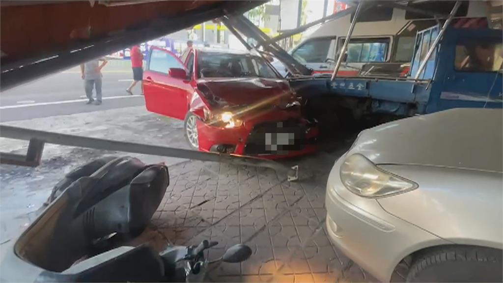 屏東市1駕駛疑為閃避車輛　失控撞民宅毀4車2機車