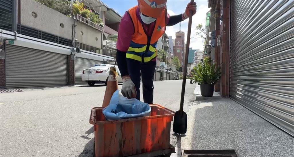 臭氣沖天受不了！　台南黃昏市場店家自力救濟「塑膠墊遮水溝」