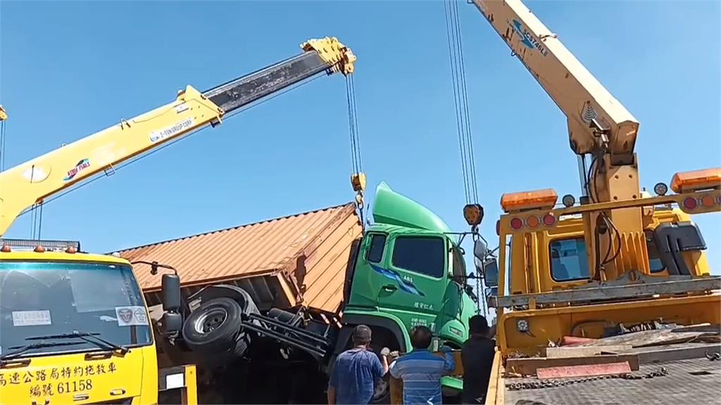 快掉下去了!貨櫃車國道自撞 車身懸空護欄上、駕駛一度受困