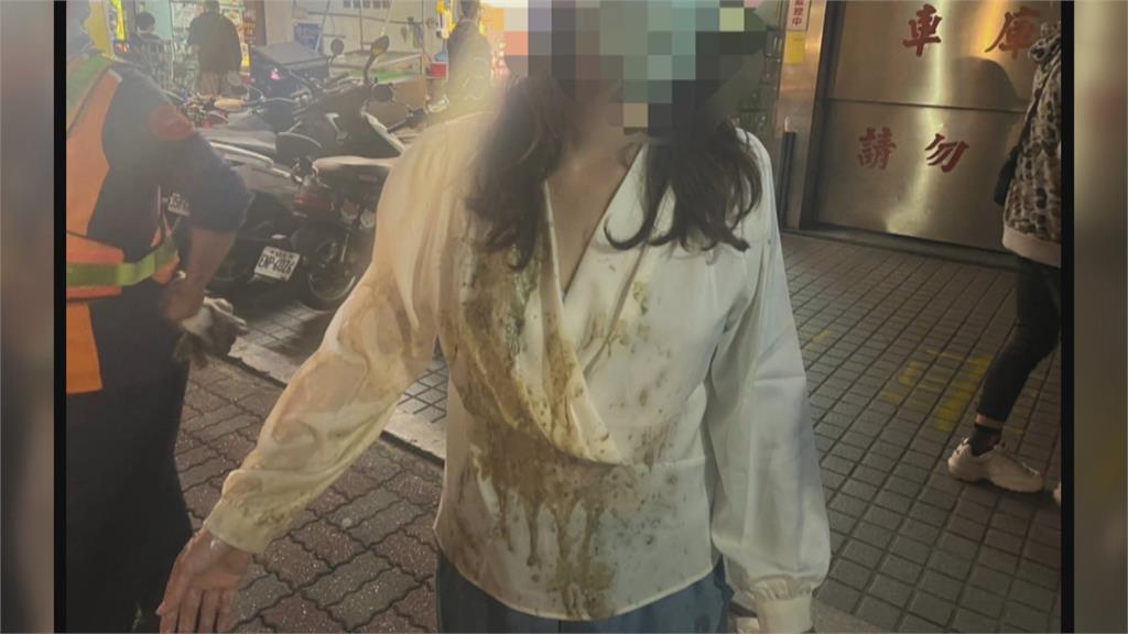 女倒垃圾被髒水噴濺　新買白T全毀　清潔隊將登門討論賠償事宜