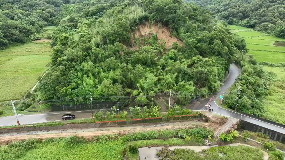 快新聞/苗栗造橋大走山「空拍畫面曝光」! 柏油破裂隆起斷成兩截