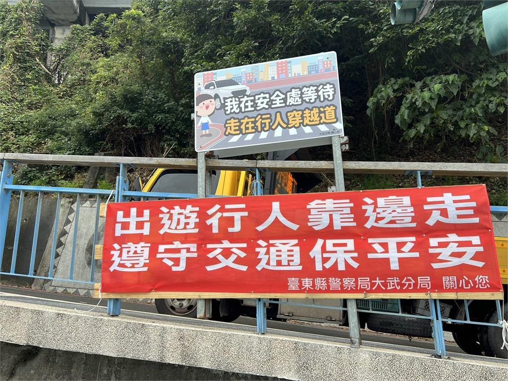 最美公車亭掛「紅布條標語」 提醒遊客這件事卻引發反彈