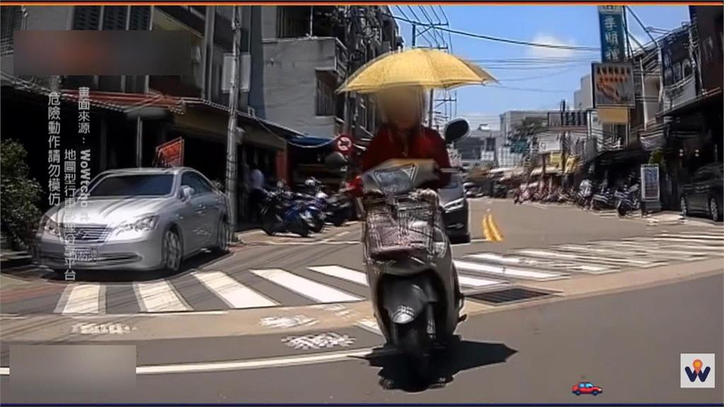 炫技?高雄男「翹腳單手騎車」 台南女撐傘騎車沿路搖晃