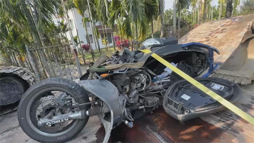 過彎離心力作用？　貨車載運怪手行駛中掉落　砸中騎士送醫不治