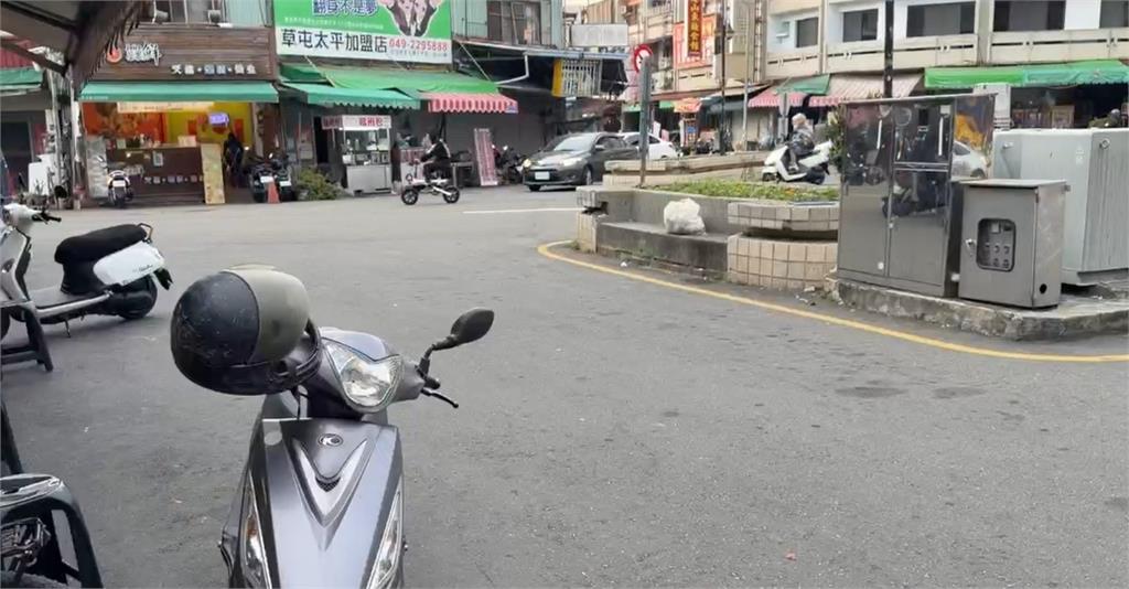 轎車遭陌生阿伯倚靠　車主勸離反爆走「情緒失控」持筆逼近