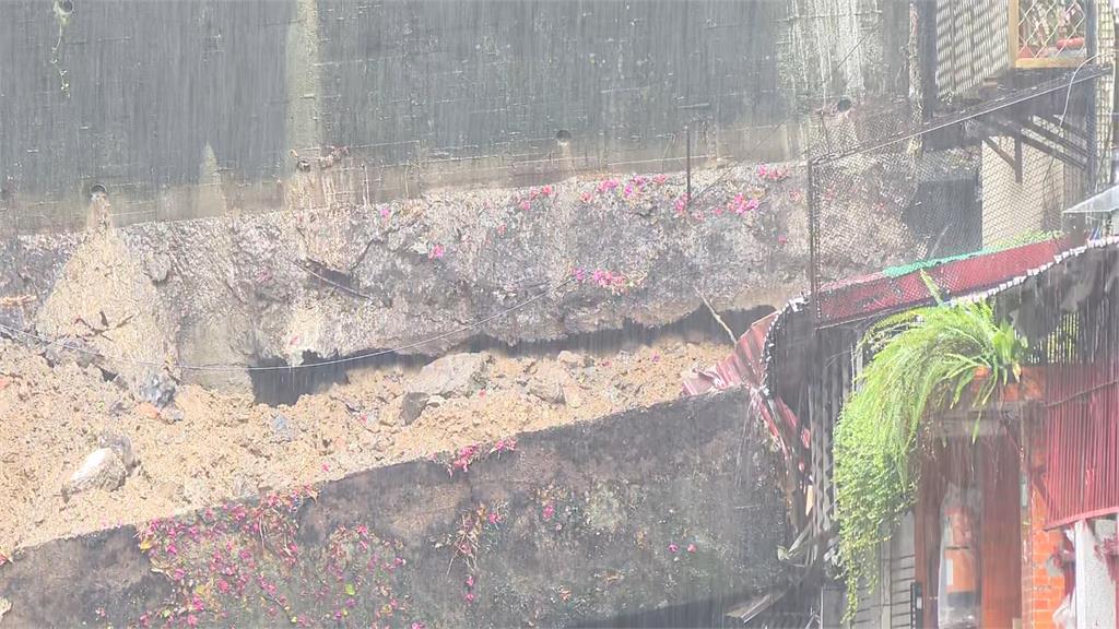連日大雨成災!新店社區擋土牆滑落 近百人連夜撤離