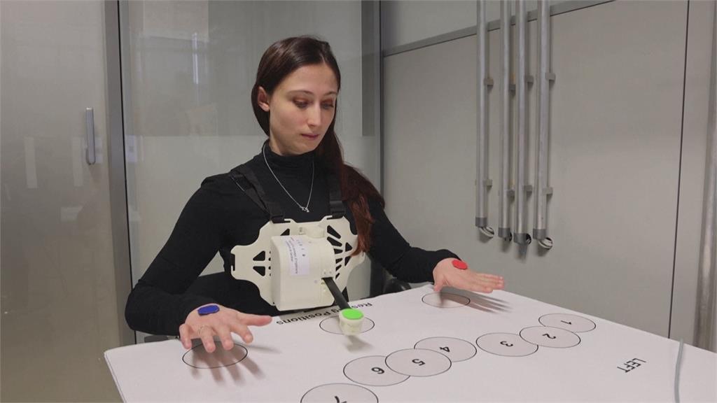 靠呼吸或凝視控制「第三隻手」　瑞士最新研發機器義肢未來還有「這目標」