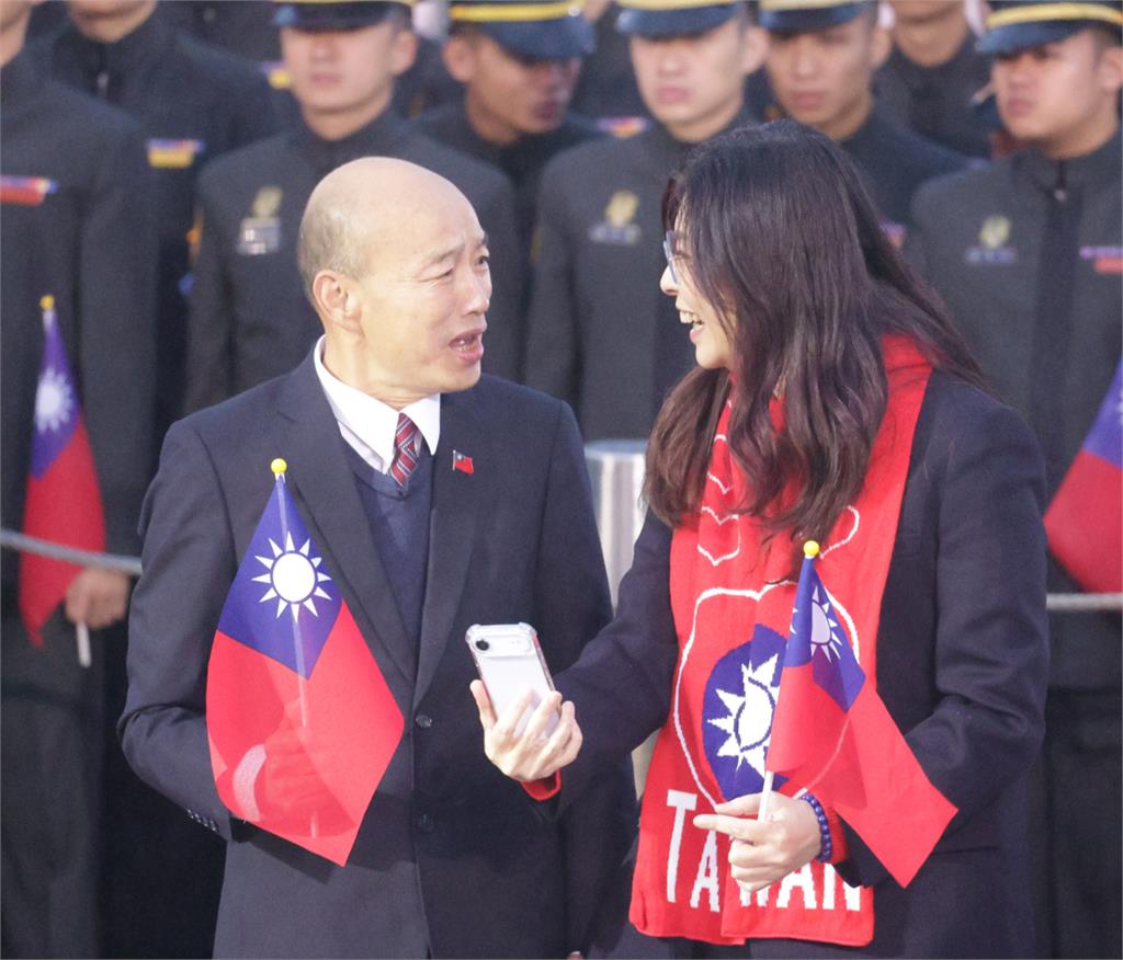 快新聞/2016後首次!鄭麗文以國民黨主席身分出席府前升旗 與韓國瑜高興自拍