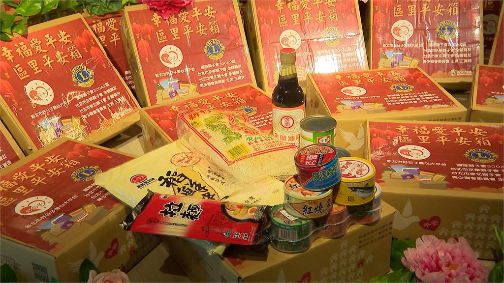 侯友宜戴兔耳朵拜早年 平安袋、平安箱、平安餐過好年