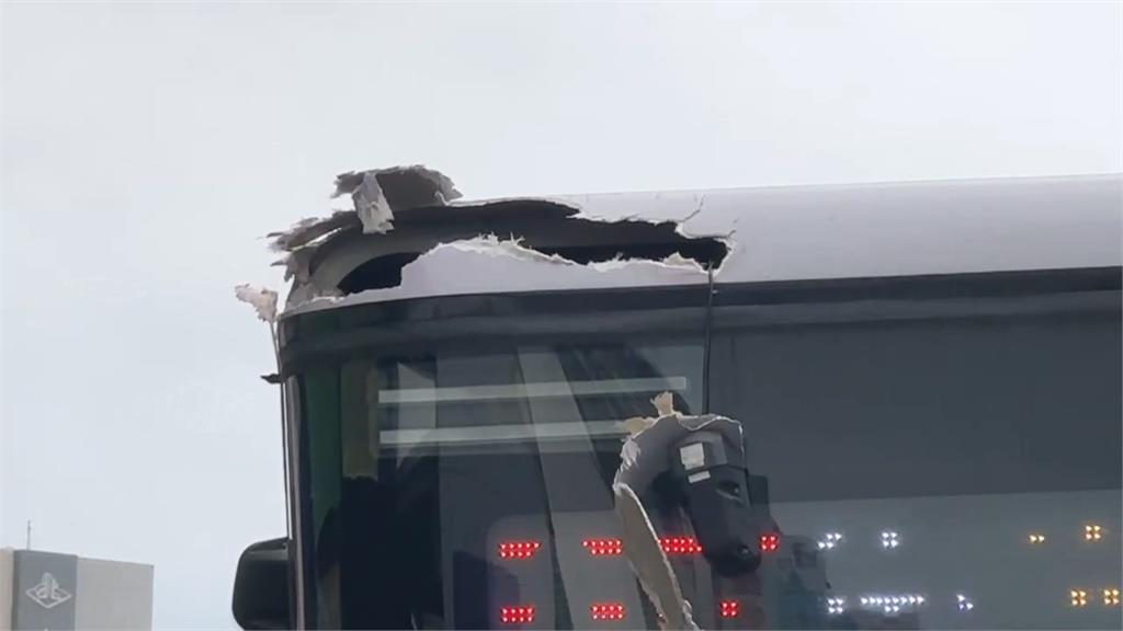 台南離奇車禍！　公車與舞台車相撞　車頂撞出大洞