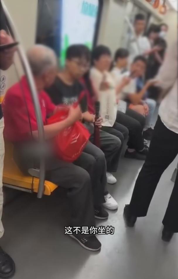 有位子坐還是要罵!中國老人狂飆博愛座乘客:你滾過去