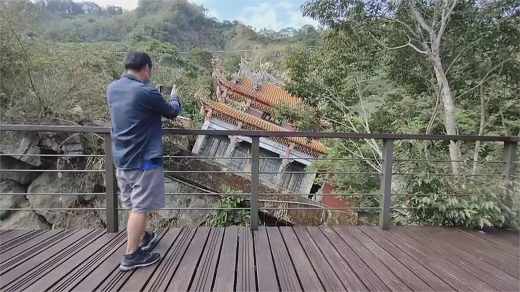 義大利有比薩斜塔!台灣有歪廟宇 景象太震撼意外成打卡熱點