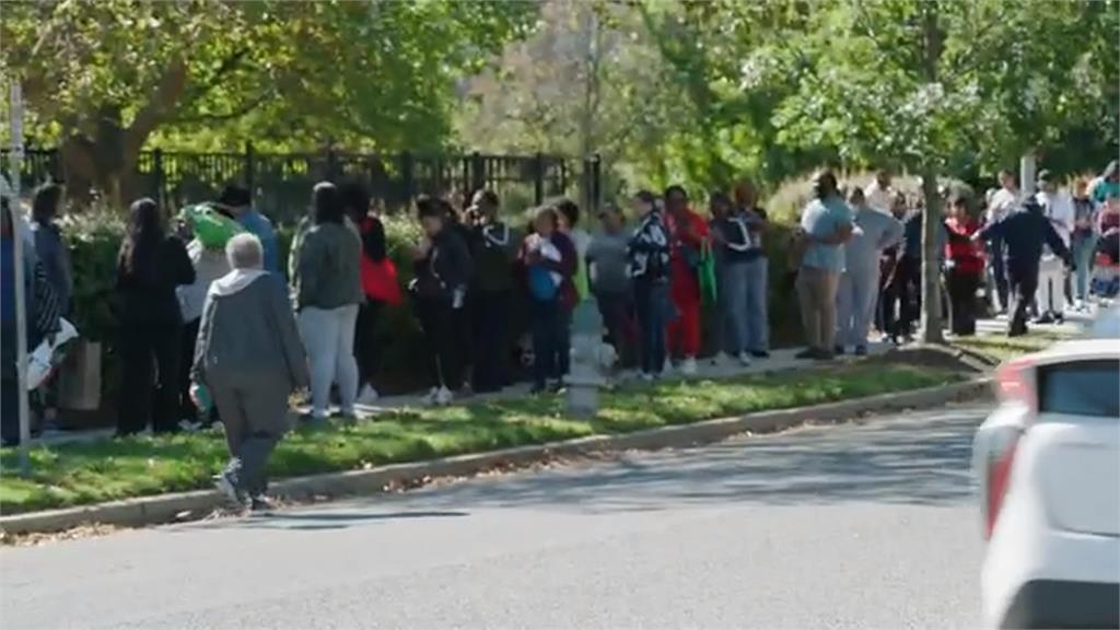 美政府關門邁入第3週　聯邦員工「沒班可上」排隊領救濟